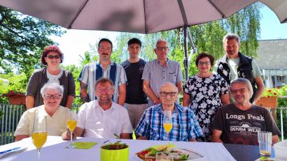 Bild: BRK Seniorenzentrum Kemnath/exb
Heiner Dworzak (vorne, Zweiter von rechts) stieß mit seiner Familie sowie Zweitem Bürgermeister Hermann Schraml (links daneben) auf seinen 90. Geburtstag an.