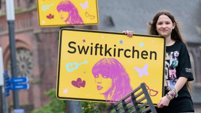 Bild: Bernd Thissen/dpa
Die Stadt Gelsenkirchen wird im Juli Schauplatz für die „Eras Tour“ von Superstar Taylor Swift - und gibt zu Ehren der Musikerin einen neuen Namen. Enthüllt wurde das „Swiftkirchen“ von Swift-Fan Aleshanee Westhoff.