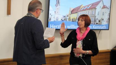 Bild: stg
Rathauschef Roman Schäffler vereidigte Jutta Deiml als neue Dritte Bürgermeisterin der Stadt Kemnath.