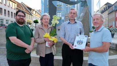 Bild: do
Urgesteine des Gemeinsinns und der Vereinstreue gingen beim Apfelbacher Kapellenbauverein "in Rente". Nach 31 Jahren an der Spitze des Vereins ernennt der neue Vorsitzende Harald Held (von rechts) seinen Vorgänger Bruno Uhl zum Ehrenvorsitzenden. Dank galt auch Gründungsschriftführerin Ingrid Kallmünzer. Es gratulierte Stadtpfarrer Johannes Bosco.