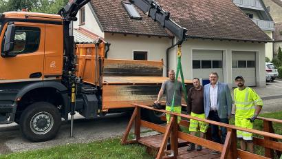 Bild: Stefanie Gradl
Michael Ruppert, Dietmar Neubauer, Bürgermeister Hans-Martin Schertl und Tobias Graßler (von links) testen den neuen Fußgängersteg über den Ebersbach.
