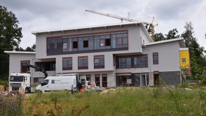 Bild: bö
Zwar beschließt der Gemeinderat für die "Neue Mitte" noch Satzungsänderungen, aber das Baugerüst ist schon entfernt. Im linken Teil des Gebäudes wird die Gemeindeverwaltung untergebracht, im rechten Teil der neue Kindergarten Sonnenschein II.