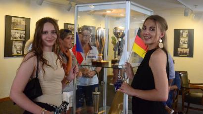 Bild: Kunz
Die Finissage der Ausstellung "70 Jahre Städtepartnerschaft" zwischen Weiden und Issy-les-Moulineaux ist gut besucht.