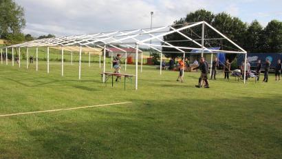 Bild: kro
Die SG Großkonreuth feiert am Wochenende ihr 50-jähriges Bestehen. Vereinsmitglieder bauten dafür bereits am Montagabend das Festzelt hinter dem Vereinsheim auf.