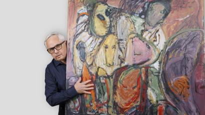 Bild: Stefan Effenhauser/exb
Jürgen Huber mit seinem Gemälde "Sonnenkönig" aus dem Jahr 1991. Es ziert auch die Titelseite des Ausstellungskatalogs zur großen Retrospektive in Regensburg.