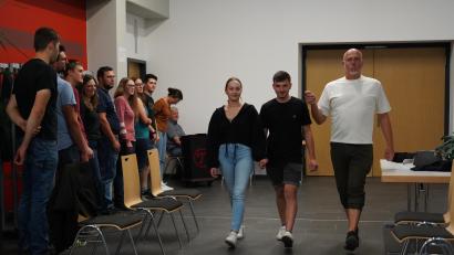 Bild: kaz
Am 16. Juni findet in Kemnath der Bauernmarkt statt. Ein Programmpunkt: Die Modenschau mit Tracht und Arbeitskleidung. Die Models: Mitglieder vom Ring junger Landwirte aus Kemnath. Als Coach hat die Stadt Kemnath Choreograf Gunnar Hagn aus Weiden engagiert. Hier gibt er Paula Wagner und Wolfgang Kopp Tipps.