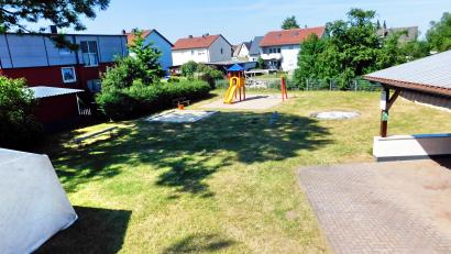 Bild: whü
Der Schulgarten, Kinderspielplatz und Anbau des Feuerwehrgerätehauses werden kurzerhand zur Festwiese mit Festzelt und Mallorca-Bar umfunktioniert.