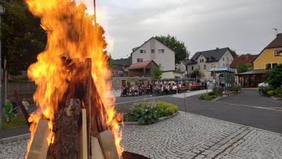 Bild: Josef Söllner/exb
Die Junge Union entzündete erstmals ein Johannisfeuer auf dem neugestalteten Ebnather Marktplatz.