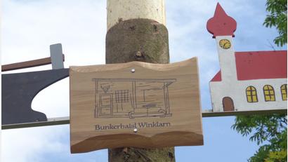 Bild: amö
Die "Bunkerhaislleit" verewigen sich mit einem Schild am Kirwabaum.