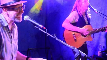 Bild: Kunz
Hannes Wölfel und Stefan Haußner stehen auf der Paralpluie-Bühne.