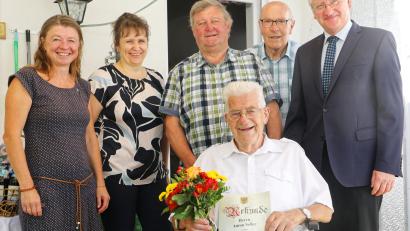 Bild: Jochen Neumann/exb
Jubilar Anton Seiler (sitzend) mit (von rechts) Bürgermeister Johannes Reger, Karl Hausner und Ernst Gallersdörfer von der Siedlergemeinschaft Erbendorf sowie vom Zitherclub Heidi Banzer und Veronika Hille.