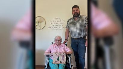 Bild: Maria Reiff-Zitzmann/exb
Ihren 100. Geburtstag feierte Charlotte Blendinger. Dazu gratulierte ihr auch Sulzbach-Rosenbergs Bürgermeister Stefan Frank.