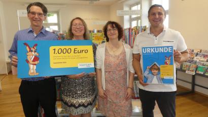 Bild: rn
Zur Freude von Bürgermeister Marcus Gradl, Sonja Schecklmnann und Petra Danzer (von rechts) überbringt Markus Windisch einen Gutschein über 1000 Euro zum Kauf von Büchern und neuen Medien.