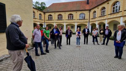 Bild: td
Burkhard Graf Beissel von Gymnich (links) zeigt der Bezirkskommission Gutenecks größte Attraktion: das Schloss.
