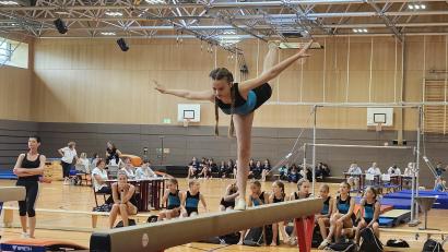 Bild: Julia Ritter/exb
111 Turnerinnen aus 6 Vereinen waren beim Turn10-Wettkampf des Turngaus Oberpfalz-Nord in Weiden am Start. Das Bild zeigt Linda Reindl vom TuS Hirschau am Balken.
