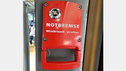 Bild: Bundespolizei/exb
Die betätigte Notbremse mit beschädigter Plombe.