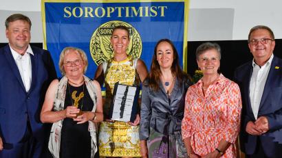 Bild: Petra Hartl
Der Frauenpreis 2024 des Soroptimist Clubs Amberg-Sulzbach ging im Ring-Theater an an Marianne Gutwein (Sozialdienst katholischer Frauen). Von links: Stefan Braun, Marianne Gutwein, Heidi Heckmann, Manuela Nitsche, Monika Meier-Pojda und Martin Preuß.