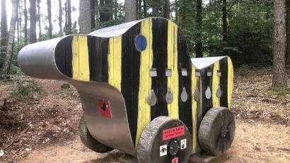 Bild: wro
Bis vor Kurzem stand die Nachbildung der Kinderbuchfigur "Tigerente" am Waldbadeweiher. Nach dem Umzug wohnt sie jetzt - wieder als Teil des Walderlebnispfades - in einem gut erreichbaren Waldstück in Güttern.