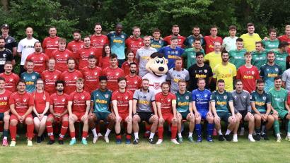 Bild: Janne
Die vier teilnehmenden Teams beim Jahn-Partnertag in Mintraching: Rechts sitzen die Kicker des FC OVI/Teunz.