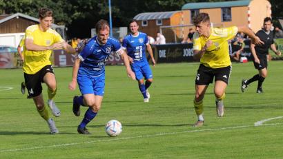 Bild: war
Der Etzenrichter Goalgetter Martin Pasieka dribbelt in einem Punktspiel der vergangenen Bezirksligasaison an Hahnbacher Abwehrspielern vorbei. Sowohl der SV Etzenricht als auch der SV Hahnbach wollen in der Spielzeit 2024/25 um die vorderen Plätze mitspielen - was auch für die SV Grafenwöhr gilt.