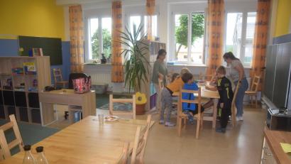 Bild: fz
Schön für die Kinder eingerichtet ist der Raum für die Mittagsbetreuung an der Grundschule Leuchtenberg. Derzeit sind Anja Schwabl (links) und Franziska Kappl (rechts) noch dafür verantwortlich. Im neuen Schuljahr ist dann die "gfi" in Weiden der neue Träger.