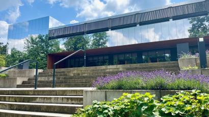 Bild: Gabriele Schönberger 
Auf das Dach des Gymnasiums Neustadt/WN soll eine Photovoltaik-Anlage gebaut werden.
