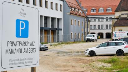 Bild: Petra Hartl
Das Bürgerspital-Areal in der Amberger Altstadt. Derzeit nutzt das benachbarte Hotel noch die Fläche als Parkplatz. Für die Ausschreibung der Bebauung haben sich zwei Bewerber gemeldet.
