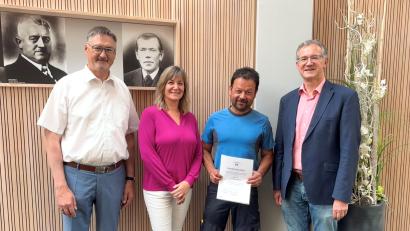 Bild: Tobias Reitmeier/exb
Personalleiterin Christine Rank (Zweite von links), Vorsitzender Franz Grabinger (rechts) und Bürgermeister Hans Prechtl (links) gratulierten Christian Barth (Dritter von links) zum 25-jährigen Dienstjubiläum.