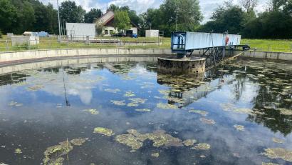 Bild: Wilhelm Amann
Die Stadt Nabburg muss kräftig in die Abwasserentsorgung investieren und dabei auch ihre Bürger zur Kasse bitten. Unser Bild entstand in der auch sanierungsbedürftigen Kläranlage und zeigt das Nachklärbecken, in dem die Endstufe der Abwasserreinigung abläuft.