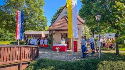 Bild: Hans Walter /exb
Pfarrer Heribert Stretz zelebrierte den Gottesdienst zum Patrozinium vor der Reuther Herz-Jesu-Kapelle.