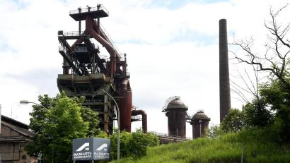Bild: Petra Hartl
Die ehemalige Maxhütte in Sulzbach-Rosenberg. Wie es mit ihr und dem Gelände, aber insbesondere dem charakteristischen Hochofen weitergehen soll, erörterten Max Aicher und Bürgermeister Stefan Frank.