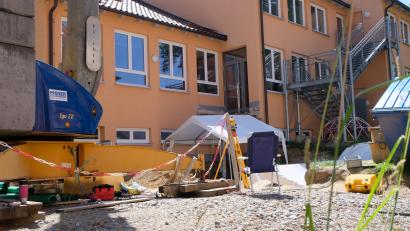 Bild: le
Dieses weiße Zelt beherrscht derzeit die Baustelle am Kindergarten „Unterm Regenbogen“. Darunter laufen Grabarbeiten für ein archäologisches Begleitguthaben.