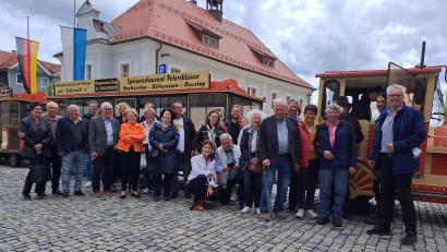 Bild: AGU/exb
Die Arbeitsgemeinschaft Unternehmensführung besuchte die Zoiglstadt Mitterteich. Auch eine Fahrt mit dem "Express" der Petersklause (im Hintergrund) gehörte zum Programm.
