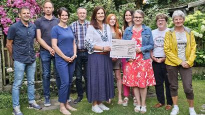 Bild: exb
Einen Scheck über 1500 Euro überreichen die EMZ-Mitarbeiter an den Hospizverein Schwandorf.
