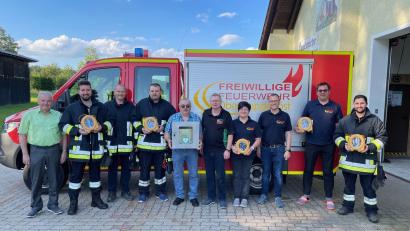 Bild: Feuerwehr Oberwappenöst/exb
Vertreter der Feuerwehr Oberwappenöst mit EHS-Geschäftsleiter Hermann Krisch (Sechster von links) sowie Bürgermeister Günter Kopp (links) bei der Übergabe der Defibrillatoren.