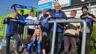 Bild: Kunz
Hier standen sie früher und hierher wollen sie wieder zurück: Die in die Jahre gekommenen "Schwarz-Blauen Jungs" im Block A im Spardabank-Stadion.