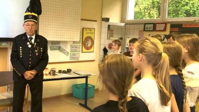 Bild: no
In voller Montur gekleidet, lässt der ehemalige Bergmann Georg Rubenbauer aus Großenfalz als Zeitzeuge das Thema Maxhütte/Bergbau in der vierten Klasse der Grundschule Illschwang wieder lebendig werden.