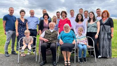 Bild: Stefan Prechtl/exb
Im Kreise seiner Familie feierte Rudolf Fink (vorne, Zweiter von links) 85. Geburtstag und vor kurzem mit Ehefrau Monika (rechts daneben) den 60. Hochzeitstag. Glückwünsche überbrachten auch Stadtpfarrer Thomas Kraus (Achter von rechts) und Bürgermeister Roman Schäffler (Vierter von links).