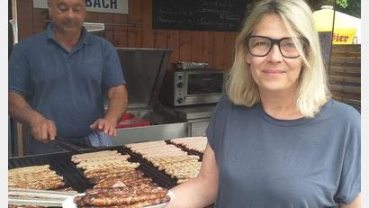 Bild: tk
Christiane Greiner von der Metzgerei Siegert aus Hahnbach geht davon aus, dass sich das EM-Spiel Deutschland-Spanien beim Bergfest in Amberg auf die Besucherzahlen auswirken wird.