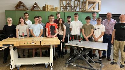 Bild: Michael Kleber/exb
Schülerinnen und Schüler des Berufsgrundschuljahrs Holz mit Fachlehrer Thomas Gradl, Abteilungsleiter Jürgen Böckl und stellvertretendem Schulleiter Wolfgang Prebeck (hinten, von rechts).