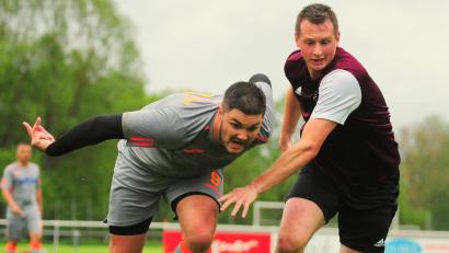 Archivbild: Schrems
So wie der Waldershofer Top-Torjäger Julian Schindler (links, Szene aus der Vorsaison gegen Nico Fenzl vom ASV Waldsassen) in dieser Situation, so stolpert der Fußballkreis Hof/Wunsiedel/Tirschenreuth aktuell in die neue Saison 2024/25.