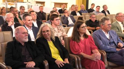 Bild: Klinikum/Meier/exb
Dr. Ursula Kleine (vorne, Zweite von links) neben ihrer Nachfolgerin als Chefärztin der Klinik für Schmerztherapie am Klinikum Amberg, Heike Decassian.