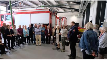 Bild: Fred Lehner
Der Seniorenkreis „Klub 70“ überreicht der Feuerwehr beim Besuch im Gerätehaus auch eine Spende.