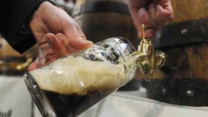 Bild: Armin Weigel
Den halben Liter Fassbier gab es am Altstadtfest in Sulzbach-Rosenberg an der Bar "Stadtgespräch" für nur 1,50 Euro. Was für viele Gäste ein Traumpreis ist, hat andere Gastronomen und Standbetreiber provoziert. Nun wird versucht, die Wogen zu glätten und zu einem Ausgleich zu finden.
