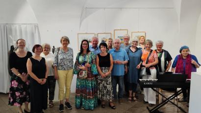 Bild: Forster/exb
Die Gruppe des OKV Weiden bei der Vernissage in Pilsen. Links: Sylvie Nemeckova, Vierte von links: Gerda Moser, Fünfte von links: Irene Fritz, Sechste von links: Elina Märtin, daneben Hans Forster, Stadtrat, Siebte von rechts: Kulturamtsleiterin von Pilsen, Martina Leithenmayr. Daneben Organisator Bernd Seidl mit Künstlern aus Pilsen.