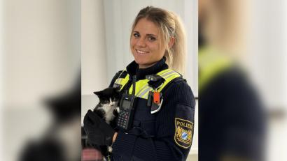 Bild: POM Werner, PI Nabburg
Polizeiobermeisterin Anna-Lena Meiler mit der Fundkatze auf dem Arm.