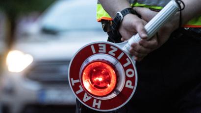 Symbolbild: Paul Zinken/dpa
Ein Mann aus Dresden musste am Dienstagabend seine Fahrt in Waldsassen beenden.