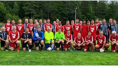 Bild: Peter Schmidt/exb
Gemeinschaftsbild der beiden Mannschaften „TSV-Legenden“ und „Eric Frenzel and Friends“.