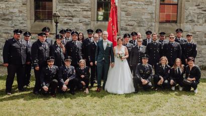 Bild: soj
Die Feuerwehren aus Ebnath, Oberwarmensteinach und Oberwappenöst waren ausgerückt, um Benjamin Markhof und Franziska Haberkorn zur Hochzeit zu gratulieren.
