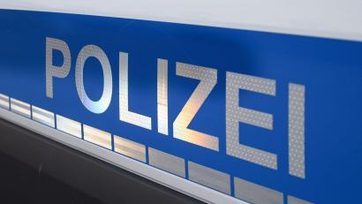 Symbolbild: Daniel Vogl/dpa
Ein junger Mann klaute eine Spendenbox aus einem Lebensmittelgeschäft in Arzberg.